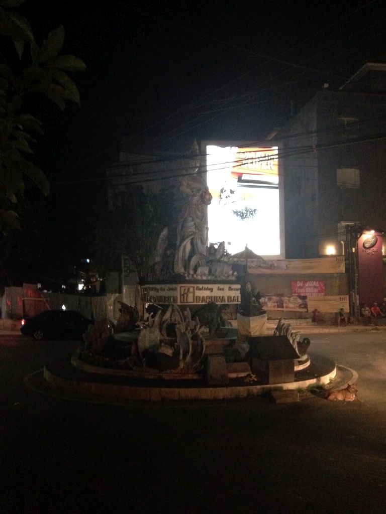 Fountain at the crossing of the Jalan Kartika street and the Jalan Wana Segara street, by night