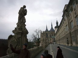 Our tour guide with a statue on the road along the Jesuit College, to the St. Barbara`s Cathedral