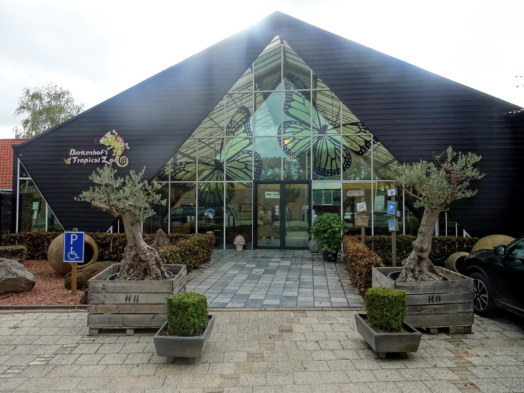 Front of the Berkenhof Tropical Zoo at the Langeweegje street