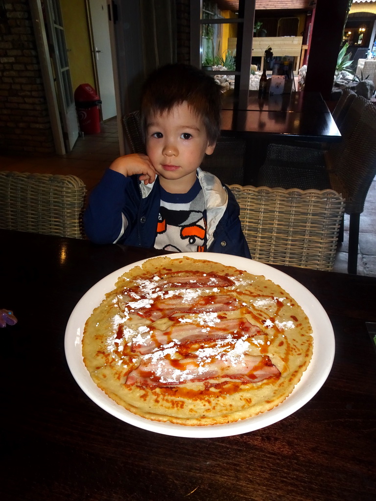 Max with a T-Rex pancake at the restaurant of the Berkenhof Tropical Zoo