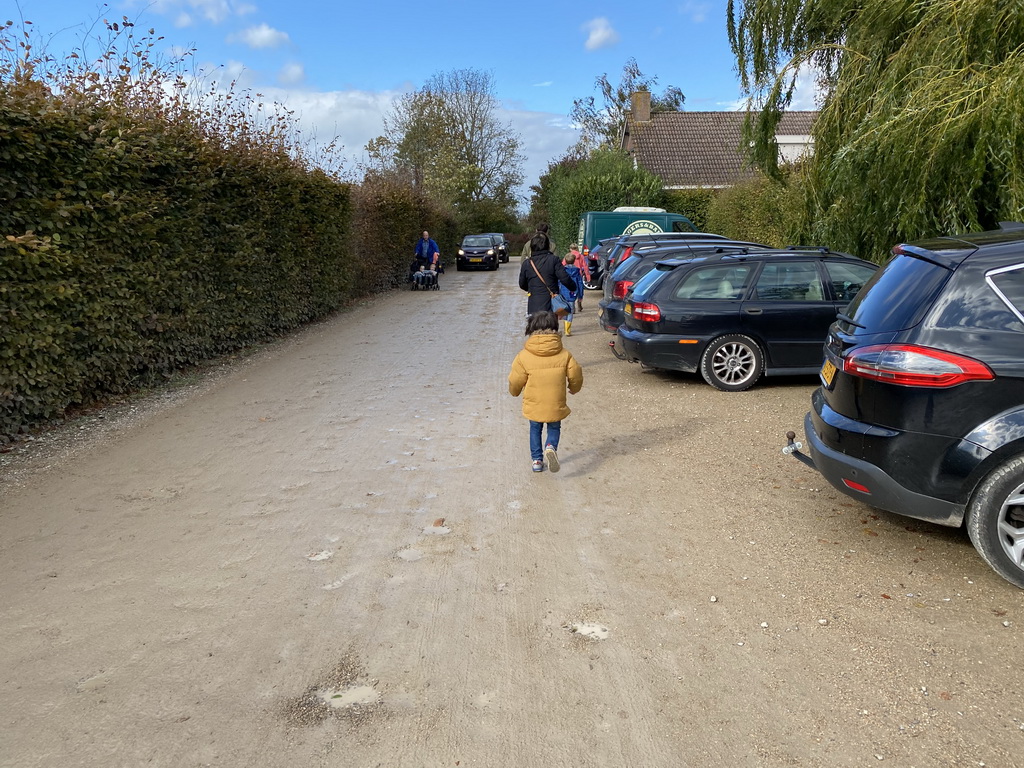 Miaomiao and Max walking from the parking lot to the entrance of the Berkenhof Tropical Zoo