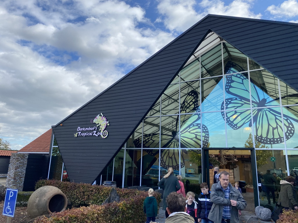 Front of the Berkenhof Tropical Zoo at the Langeweegje street