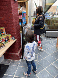 Miaomiao and Max at the shop of the Berkenhof Tropical Zoo