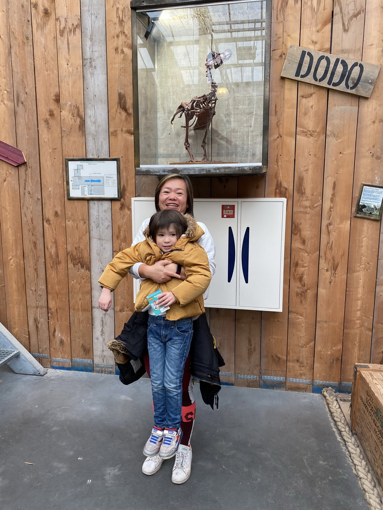 Miaomiao and Max with a Dodo skeleton at the Dino Expo at the Berkenhof Tropical Zoo, with explanation