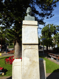 Bust of José Tabares Bartlett at the Plaza de la Junta de Canarias square, with explanation