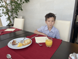 Max having breakfast at the restaurant of the Grand Hotel Park