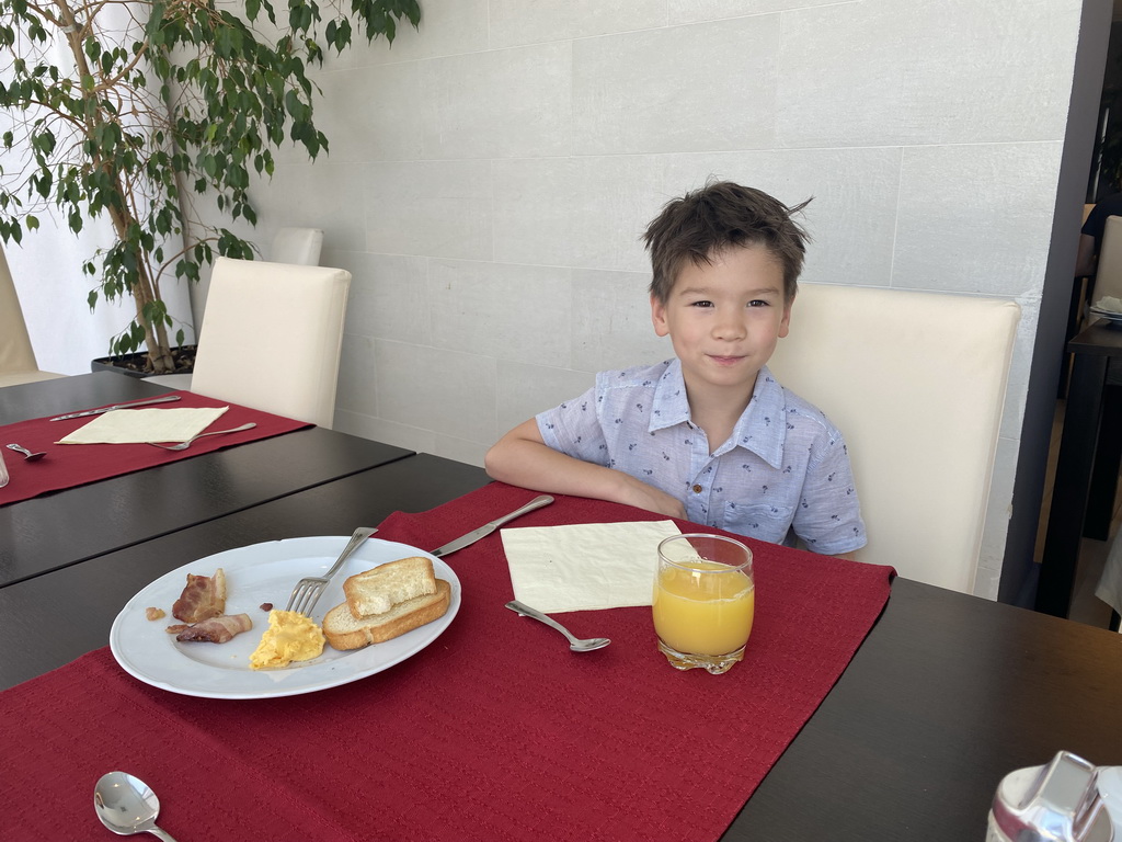 Max having breakfast at the restaurant of the Grand Hotel Park
