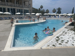 Max at the outdoor swimming pool of the Grand Hotel Park