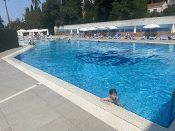 Max at the outdoor swimming pool of the Grand Hotel Park