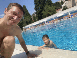 Tim and Max at the outdoor swimming pool of the Grand Hotel Park