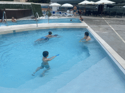 Miaomiao and Max at the outdoor swimming pool of the Grand Hotel Park