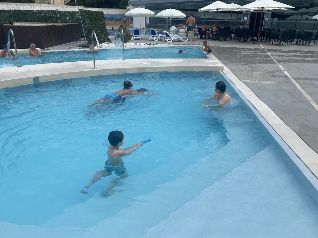 Miaomiao and Max at the outdoor swimming pool of the Grand Hotel Park