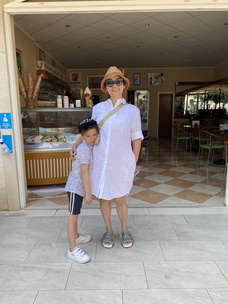 Miaomiao and Max at the Esperanza Bar at the etalite Kralja Zvonimira street