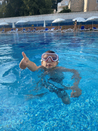 Max with goggles at the outdoor swimming pool of the Grand Hotel Park