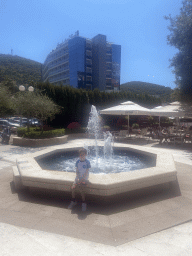 Max at the Uvala Lapad fountain in front of the Grand Hotel Park at the etalite Kralja Zvonimira street