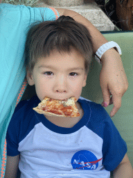 Max eating pizza on the terrace of the Restaurant Konavoka