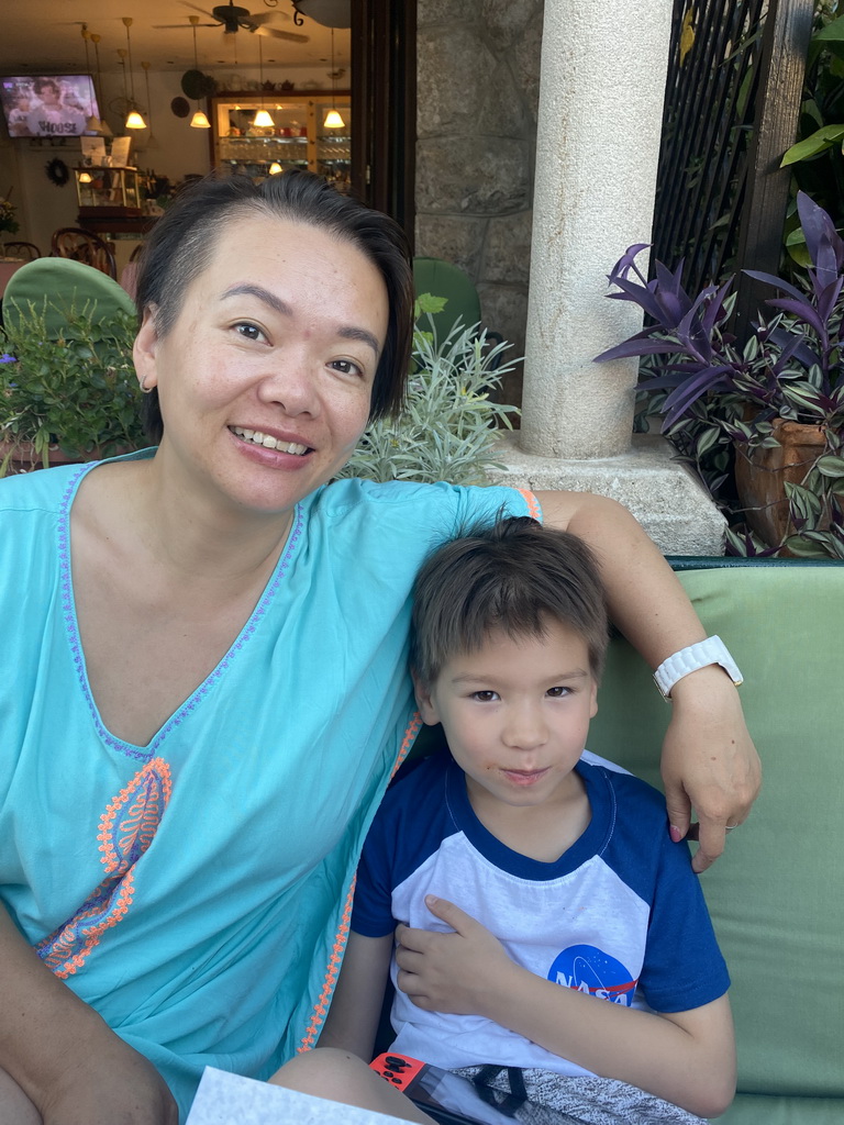 Miaomiao and Max on the terrace of the Restaurant Konavoka