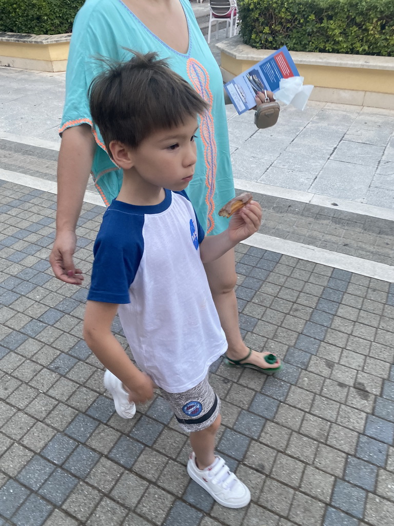 Miaomiao and Max eating churros at the etalite Kralja Zvonimira street