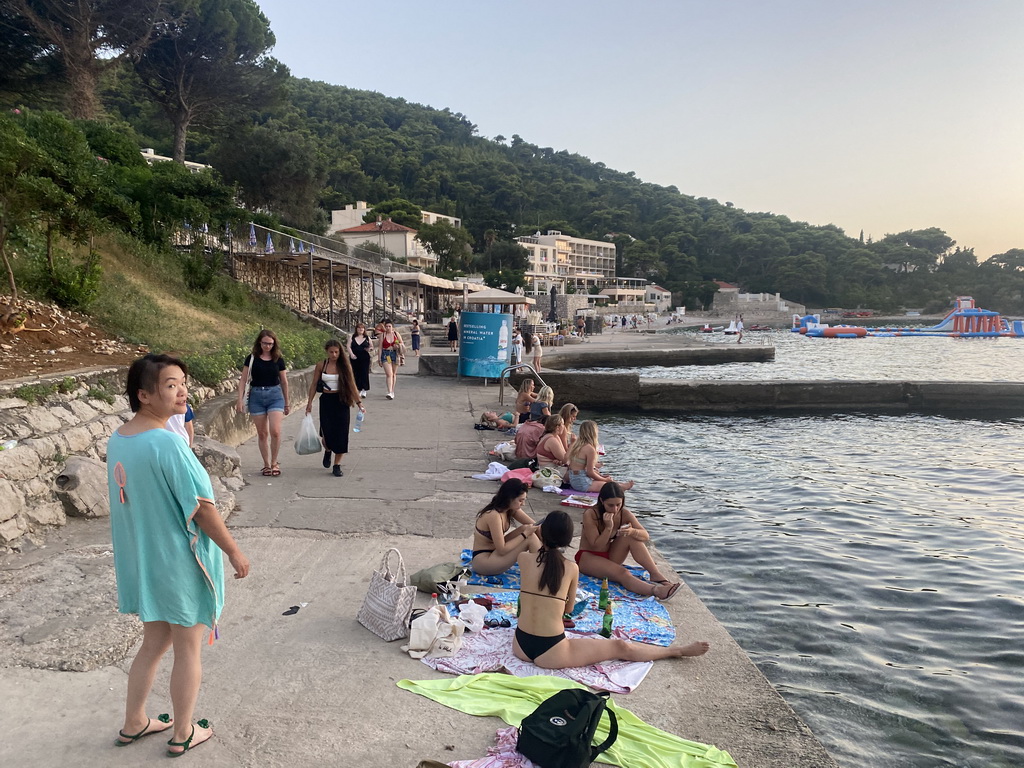 Miaomiao and Max walking to the Vis Beach, at sunset