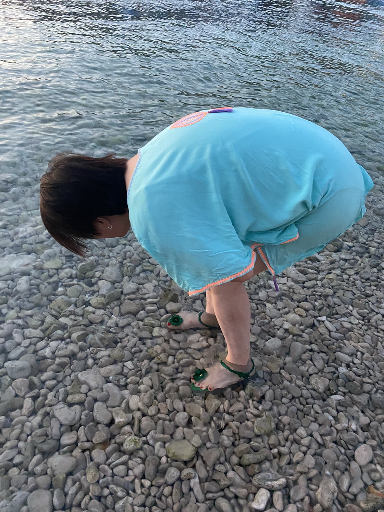 Miaomiao looking at the Octopus at the Vis Beach, at sunset