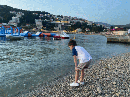 Max looking at the Octopus at the Vis Beach, at sunset