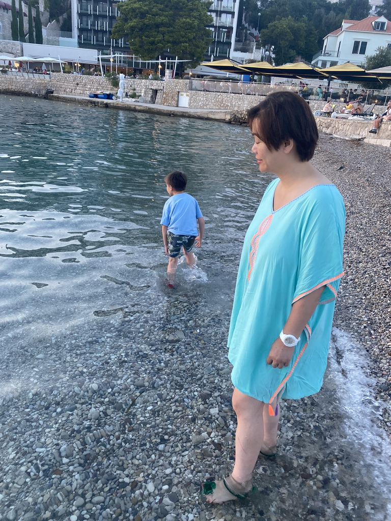 Miaomiao and Max throwing stones at the Uvala Lapad Beach, at sunset