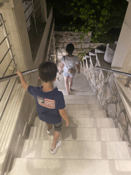Miaomiao and Max at the staircase next to the Restaurant More at the etalite Nika i Meda Pucica street, by night