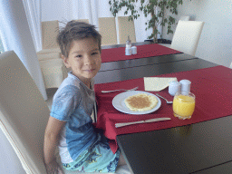 Max having breakfast at the restaurant of the Grand Hotel Park