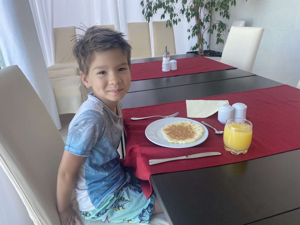 Max having breakfast at the restaurant of the Grand Hotel Park