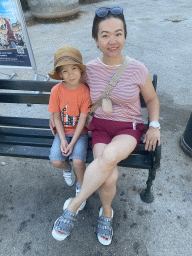 Miaomiao and Max waiting for the bus to Perast on a bench at the Ulica Miljenka Bratoa street