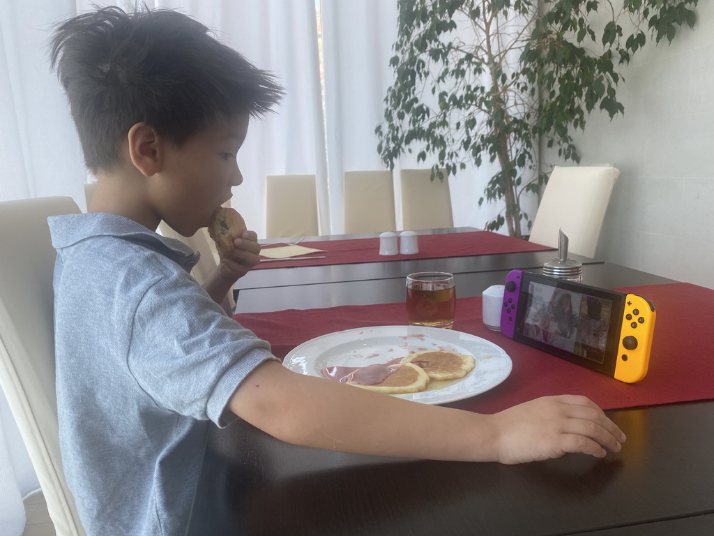 Max having breakfast at the restaurant of the Grand Hotel Park