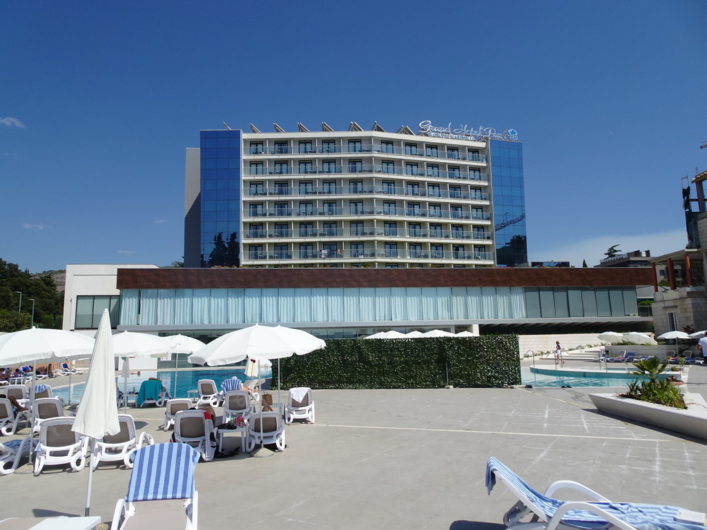 Front and the outdoor swimming pool of the Grand Hotel Park