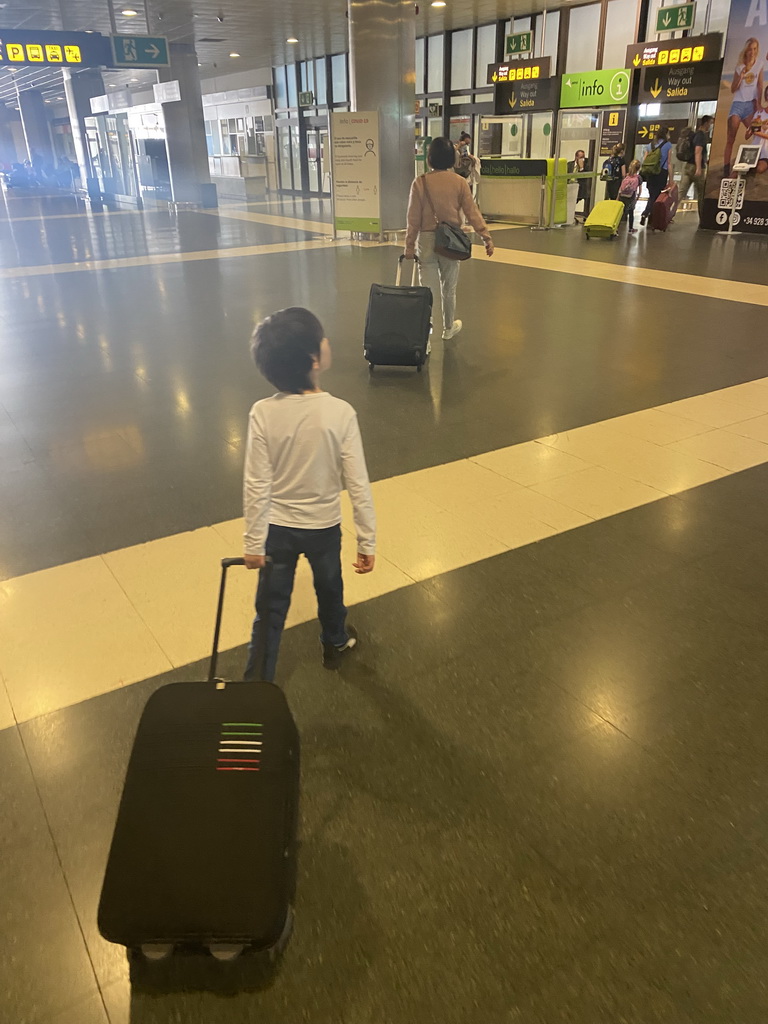 Miaomiao and Max with their suitcases at the Gran Canaria Airport