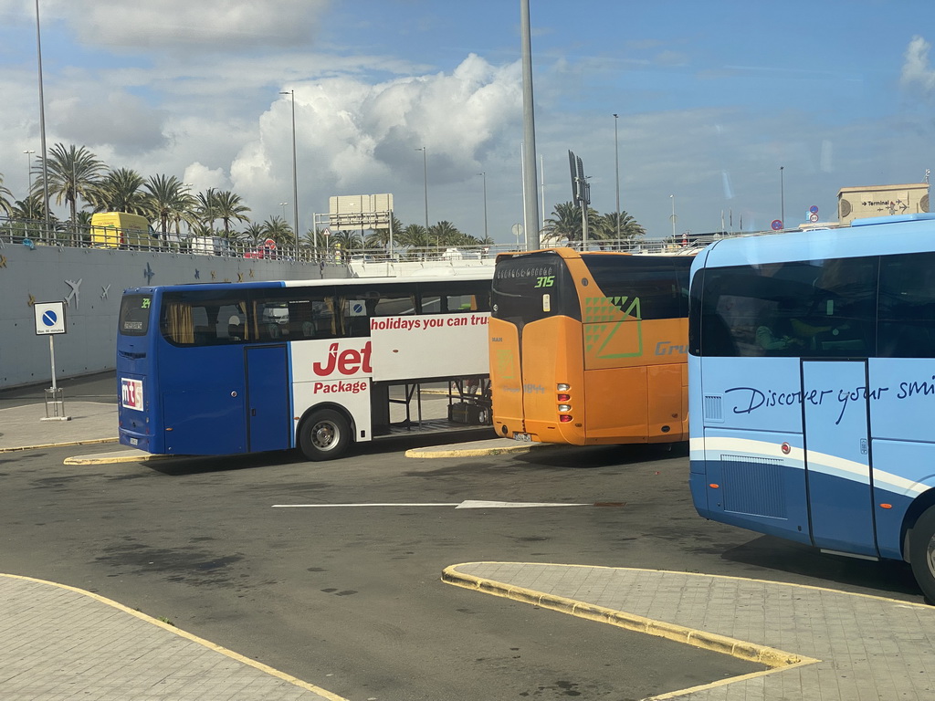 Buses at the parking lot of the Gran Canaria Airport, viewed from the shuttle bus from the Gran Canaria Airport to Maspalomas