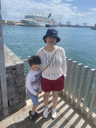 Miaomiao and Max at the Muelle de Santa Catalina street, with a view on a large cruise ship in the Harbour
