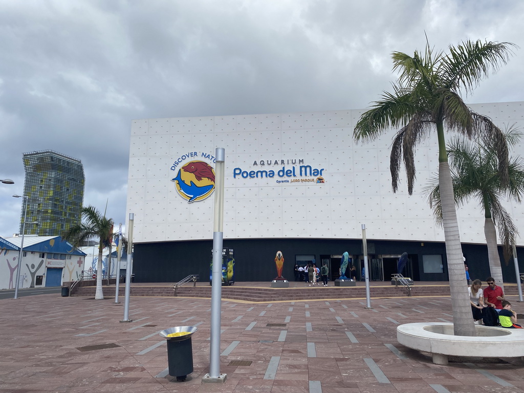 Front of the Poema del Mar Aquarium at the Avenida de los Consignatarios street
