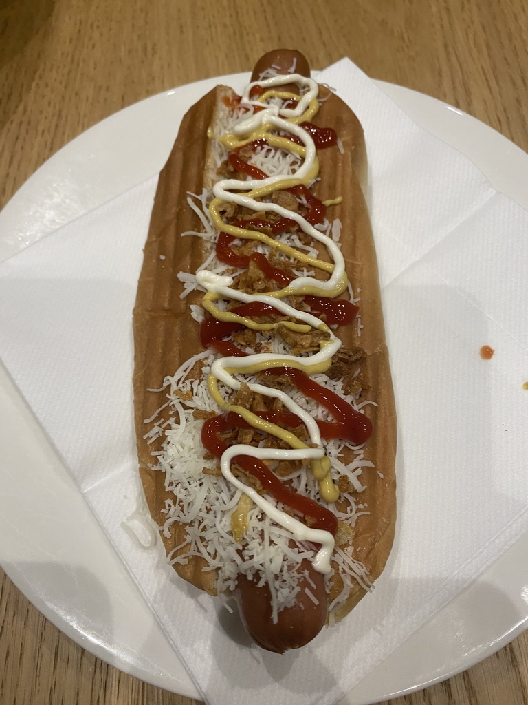 Hotdog at the Nèstor Restaurant at the upper floor of the Deep Sea Area at the Poema del Mar Aquarium