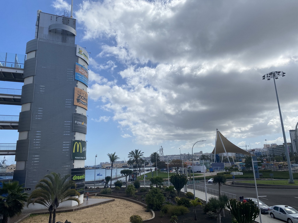 Front of the Centro Comercial El Muelle shopping mall at the Avenida de los Consignatarios street and the Plaza de Canarias square