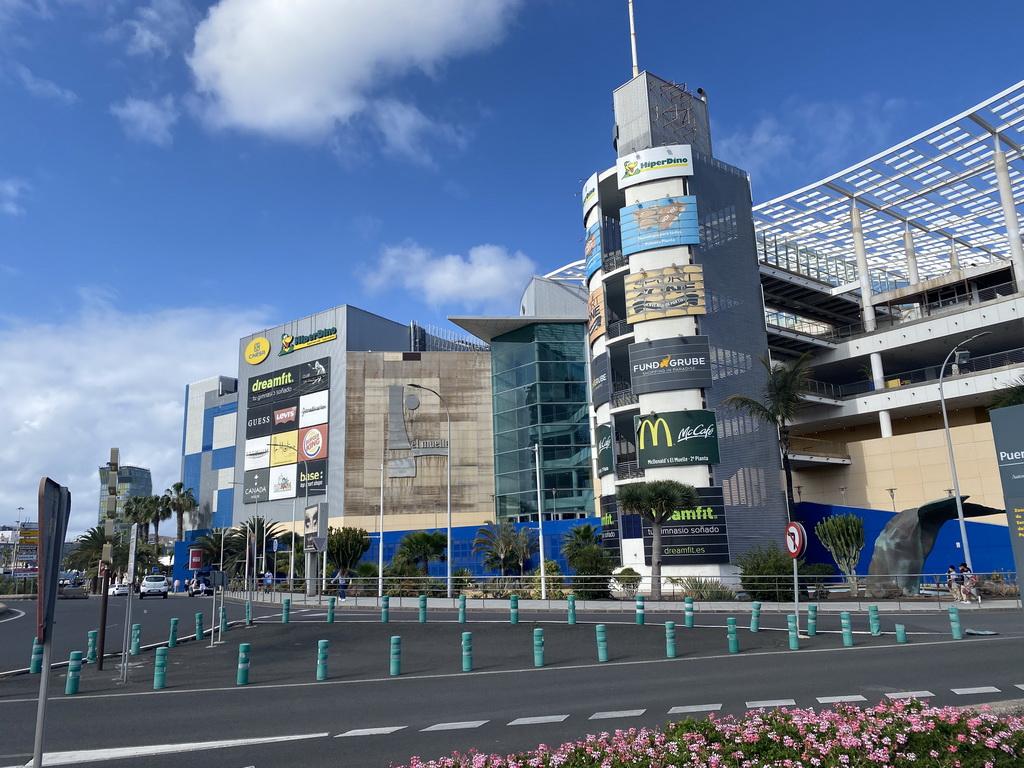 Front of the Centro Comercial El Muelle shopping mall at the Avenida de los Consignatarios street