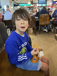 Max eating chips at the Gran Canaria Airport