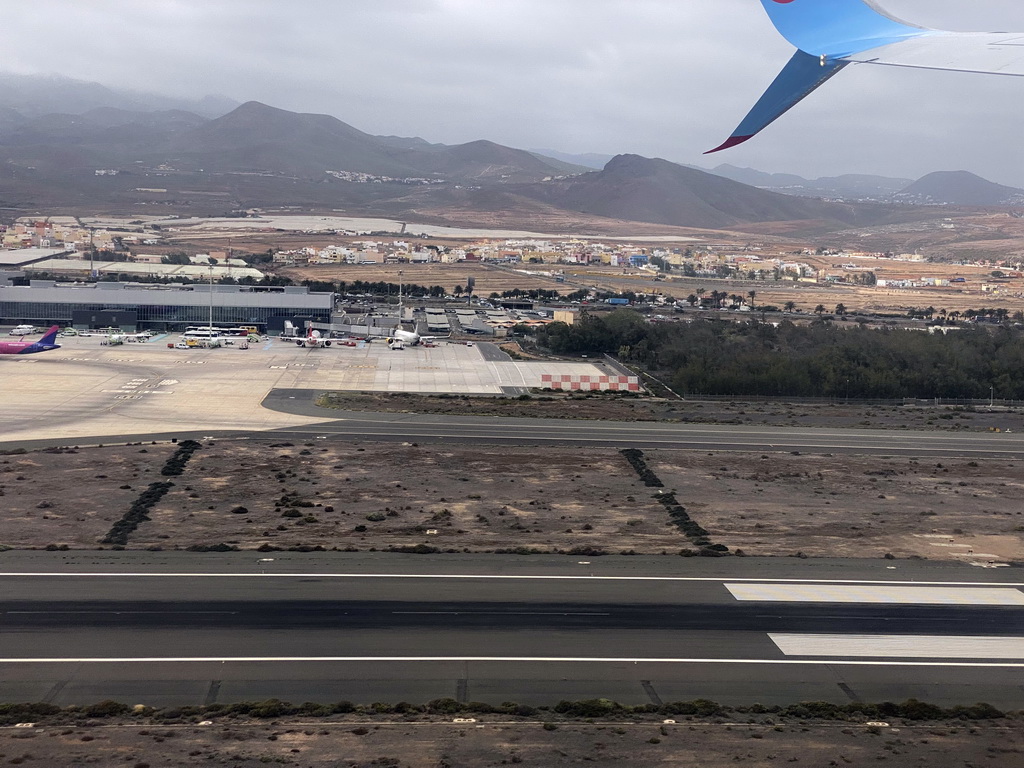 The north side of the Gran Canaria Airport and surroundings, viewed from the airplane to Rotterdam