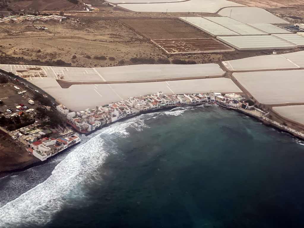 Greenhouses and the Playa de Ojos de Garza beach, viewed from the airplane to Rotterdam