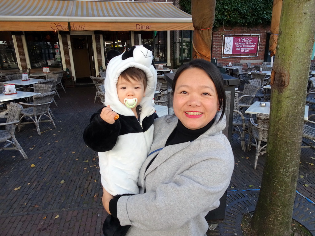 Miaomiao and Max at the Stille Mare street