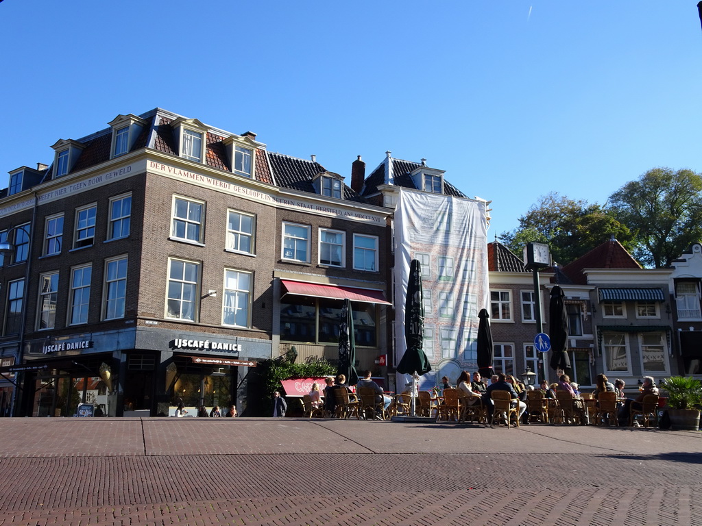 The Visbrug bridge over the Nieuwe Rijn river and shops at the Nieuwe Rijn street
