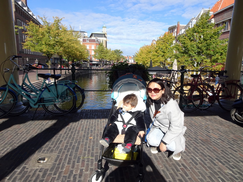 Miaomiao and Max at the Koornbrug bridge, with a view on the southeast part of the Nieuwe Rijn river