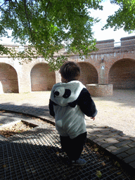 Max and a well at the Burcht van Leiden castle