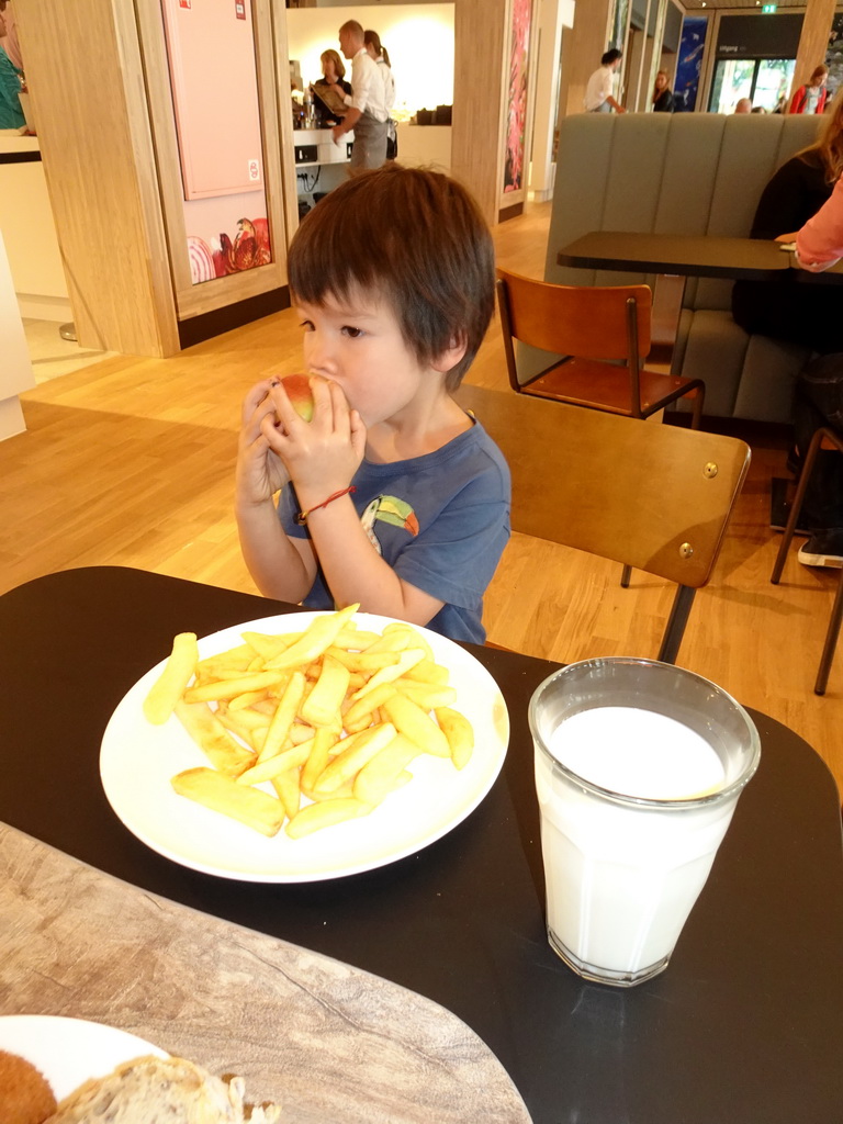 Max having lunch at the restaurant at the Ground Floor of the Naturalis Biodiversity Center