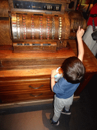 Max with a cash register at the Seduction exhibition at the Seventh Floor of the Naturalis Biodiversity Center