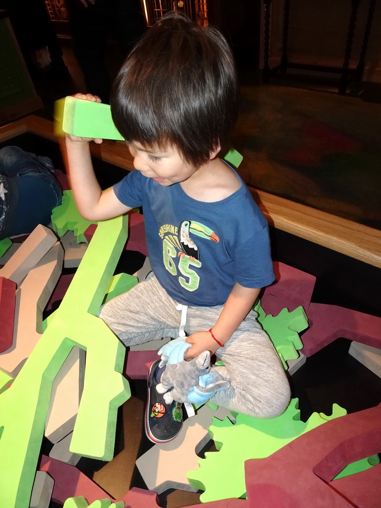 Max playing at the Seduction exhibition at the Seventh Floor of the Naturalis Biodiversity Center