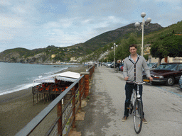 Tim with his bicycle and the beach at the Passegiata a Mare street